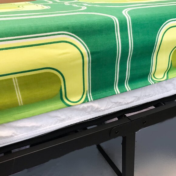 Vintage 70s Op Art Bedspread with Pillow Shams: Green Yellow Mod Bed Cover - Picture 4 of 9